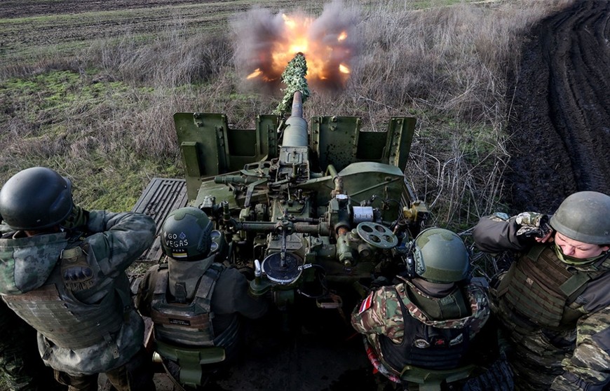 Lực lượng Nga khai hỏa vào một vị trí của Ukraine (Ảnh: TASS)  Lực lượng Nga khai hỏa vào một vị trí của Ukraine (Ảnh: TASS)