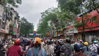 Hà Nội: Sau bão, tắc đường nghiêm trọng sáng đầu tuần