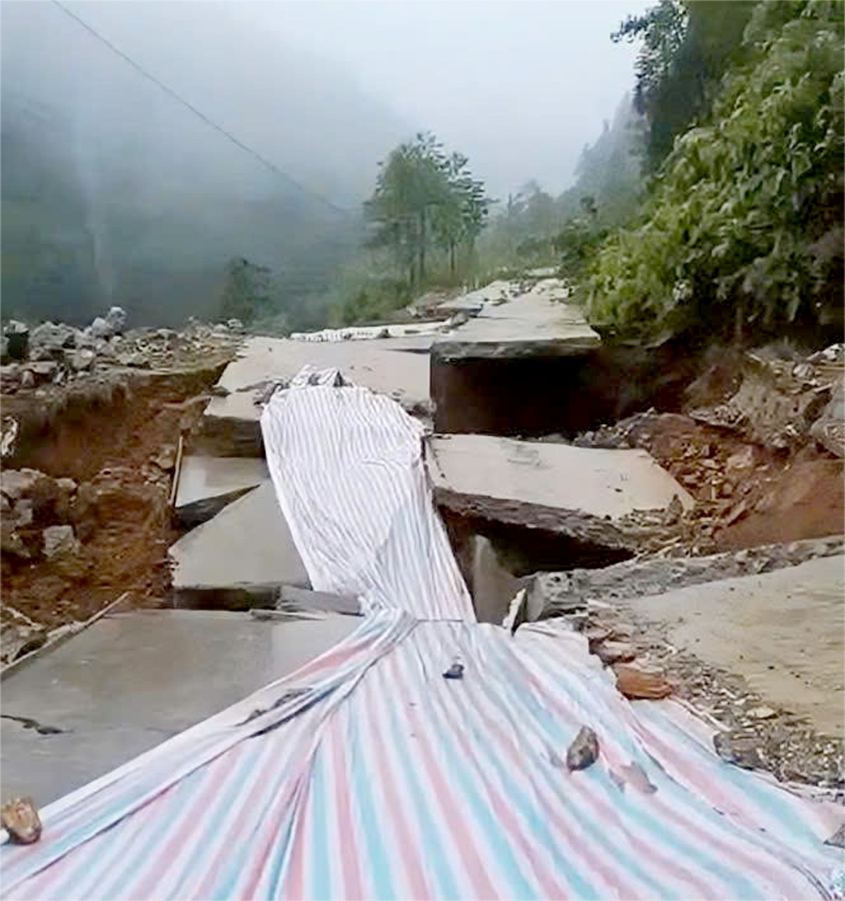 Hà Giang mưa lớn kéo dài gây ngập úng, nhiều tuyến đường sạt lở Hà Giang mưa lớn kéo dài gây ngập úng, nhiều tuyến đường sạt lở