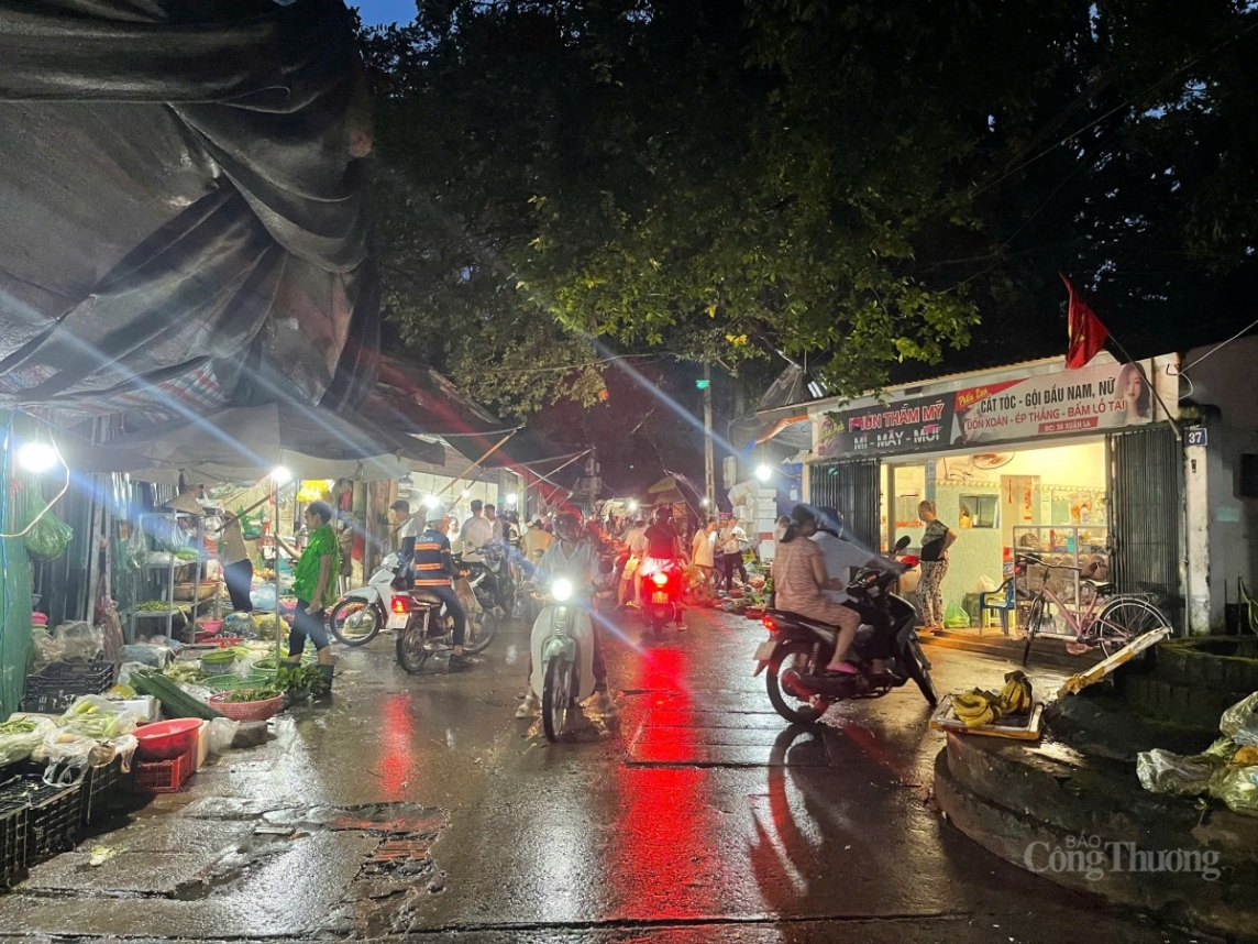 tại các chợ truyền thống khu vực Tây Hồ - Hà Nội , không khí mua bán diễn ra trầm lắng, vắng bóng người mua tại các chợ truyền thống khu vực Tây Hồ - Hà Nội , không khí mua bán diễn ra trầm lắng, vắng bóng người mua