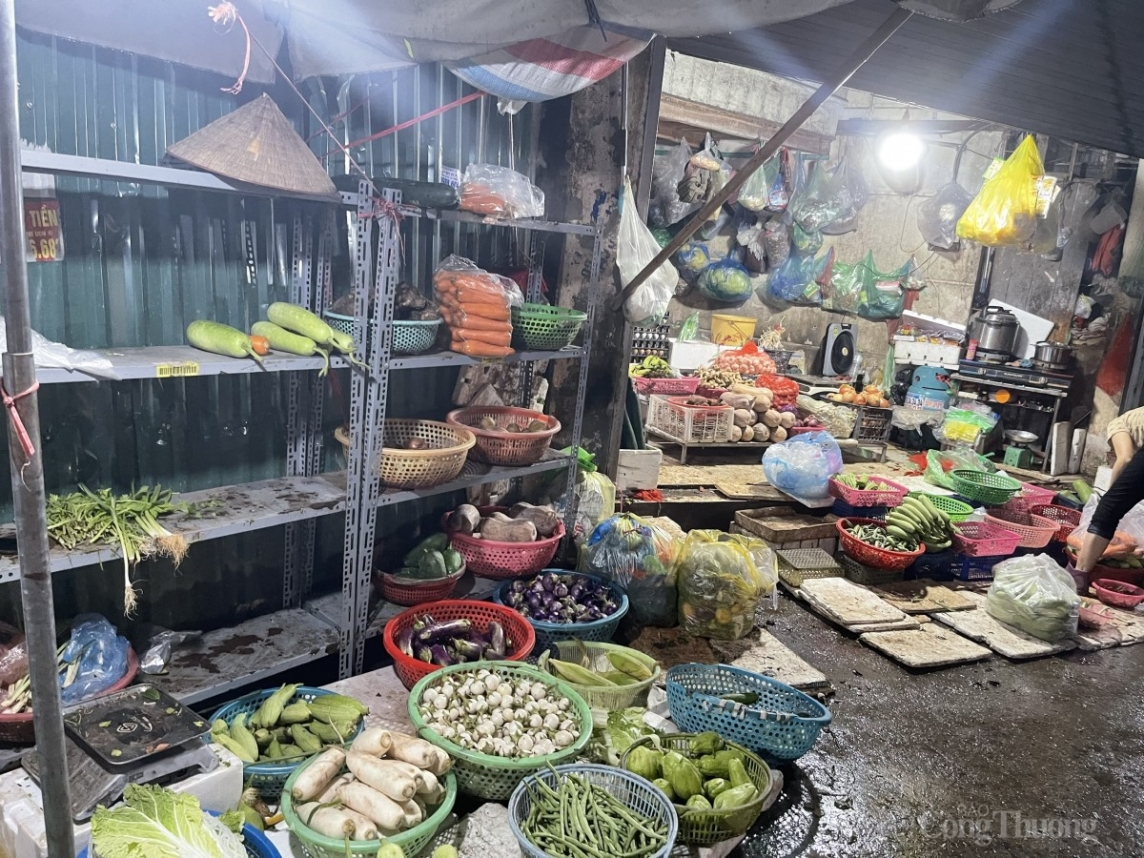 nhiều quầy hàng vẫn bán nhưng hàng hóa sơ sài, còn gì bán nấy nhiều quầy hàng vẫn bán nhưng hàng hóa sơ sài, còn gì bán nấy