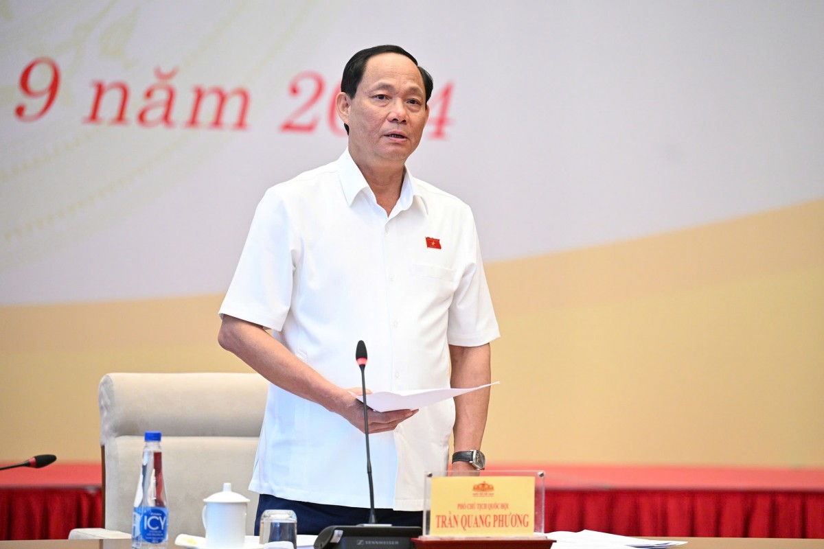 Phó Chủ tịch Quốc hội, Thượng tướng Trần Quang Phương - Trưởng Đoàn giám sát phát biểu tại phiên họp Phó Chủ tịch Quốc hội, Thượng tướng Trần Quang Phương - Trưởng Đoàn giám sát phát biểu tại phiên họp