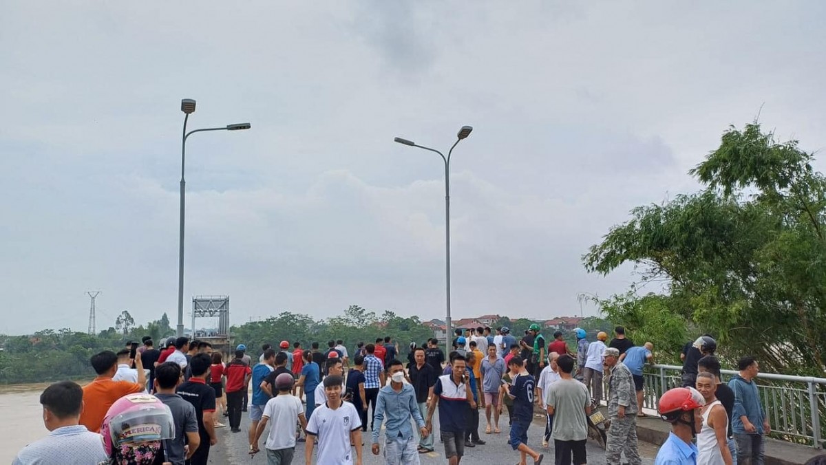 Hàng trăm người dân hiếu kỳ có mặt sau sự cố sập cầu Phong Châu (Ảnh: Bạn đọc) Hàng trăm người dân hiếu kỳ có mặt sau sự cố sập cầu Phong Châu (Ảnh: Bạn đọc)