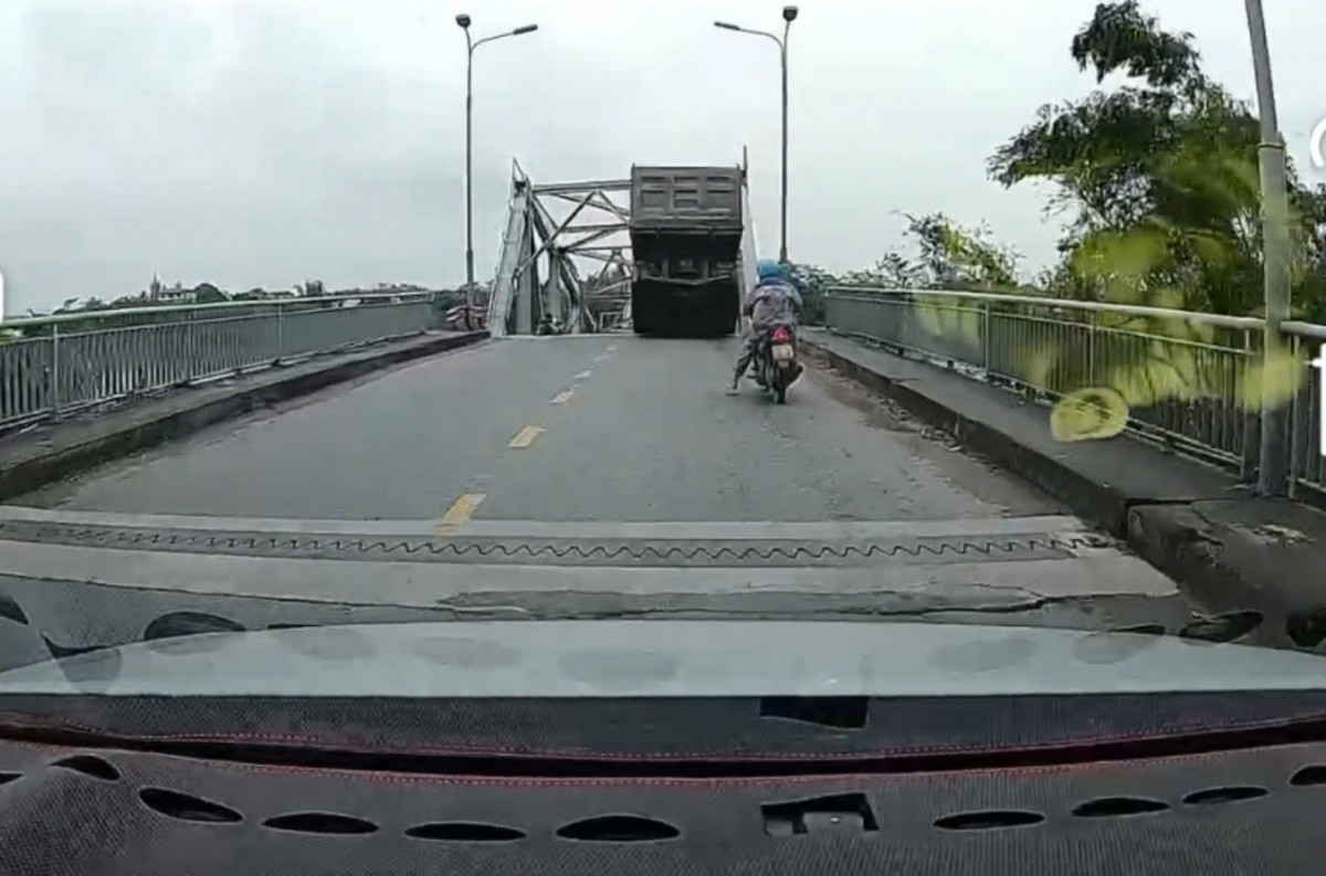 Bản tin Bão ngày 9/9: Tạm dừng cứu hộ sập cầu Phong Châu; Quảng Ninh tràn đập, 400 hộ di dời khẩn Bản tin Bão ngày 9/9: Tạm dừng cứu hộ sập cầu Phong Châu; Quảng Ninh tràn đập, 400 hộ di dời khẩn