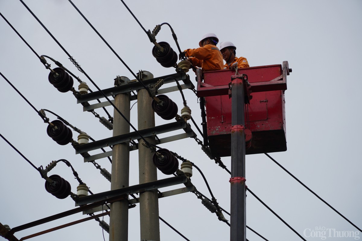 Điện lực 4 tỉnh tăng cường nhân lực cho Quảng Ninh khắc phục sự cố lưới điện Điện lực 4 tỉnh tăng cường nhân lực cho Quảng Ninh khắc phục sự cố lưới điện