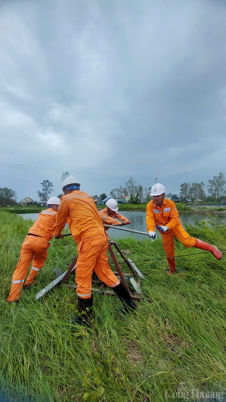 Điện lực 4 tỉnh tăng cường nhân lực cho Quảng Ninh khắc phục sự cố lưới điện Điện lực 4 tỉnh tăng cường nhân lực cho Quảng Ninh khắc phục sự cố lưới điện