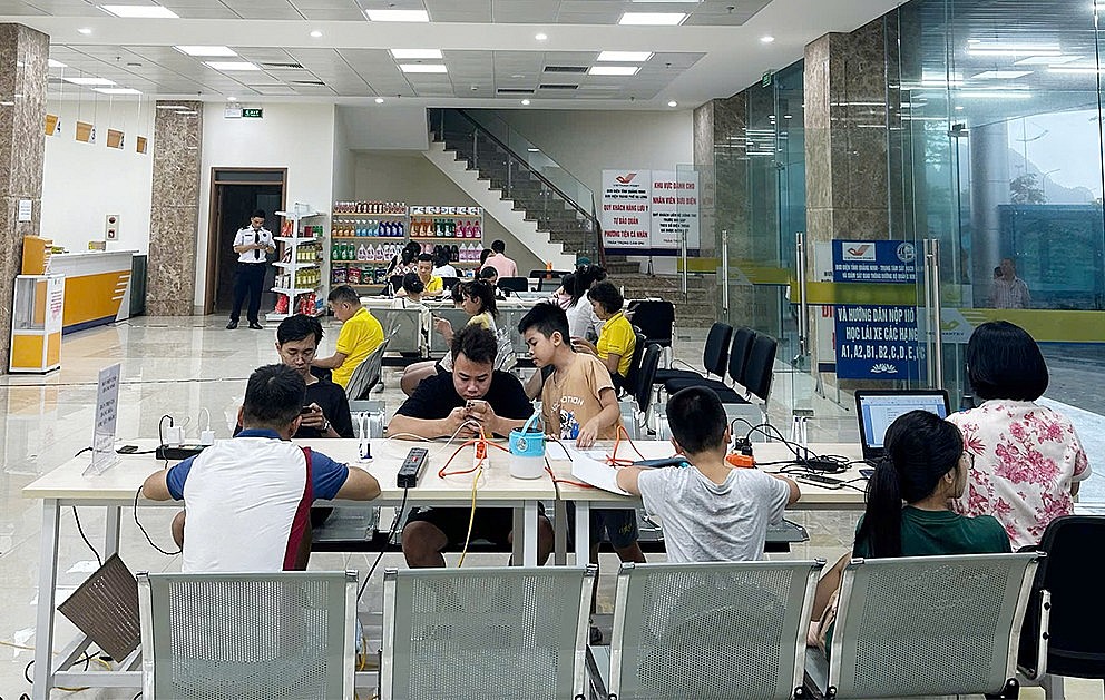 Đông đảo người dân đến sạc điện thoại, máy tính và sử dụng wifi miễn phí… Đông đảo người dân đến sạc điện thoại, máy tính và sử dụng wifi miễn phí…