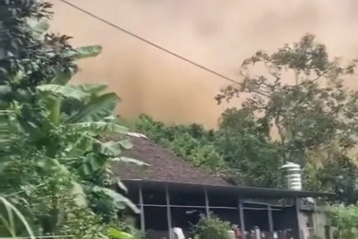 Quả đồi ở Yên Bái bất ngờ sập xuống khiến 70 người tháo chạy khỏi thôn (Ảnh: Cắt từ clip). Quả đồi ở Yên Bái bất ngờ sập xuống khiến 70 người tháo chạy khỏi thôn (Ảnh: Cắt từ clip).