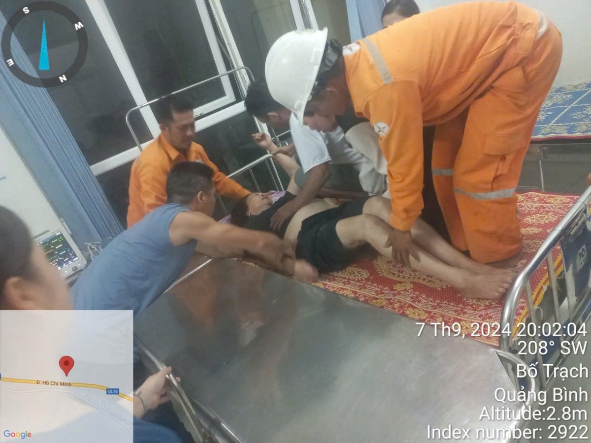 Nhờ hành động dũng cảm, nhanh trí và thành thạo kĩ năng hồi sức, anh Nguyễn Văn Ninh và đồng nghiệp đã kịp thời cứu sống bà Ngô Thị Chiến Nhờ hành động dũng cảm, nhanh trí và thành thạo kĩ năng hồi sức, anh Nguyễn Văn Ninh và đồng nghiệp đã kịp thời cứu sống bà Ngô Thị Chiến