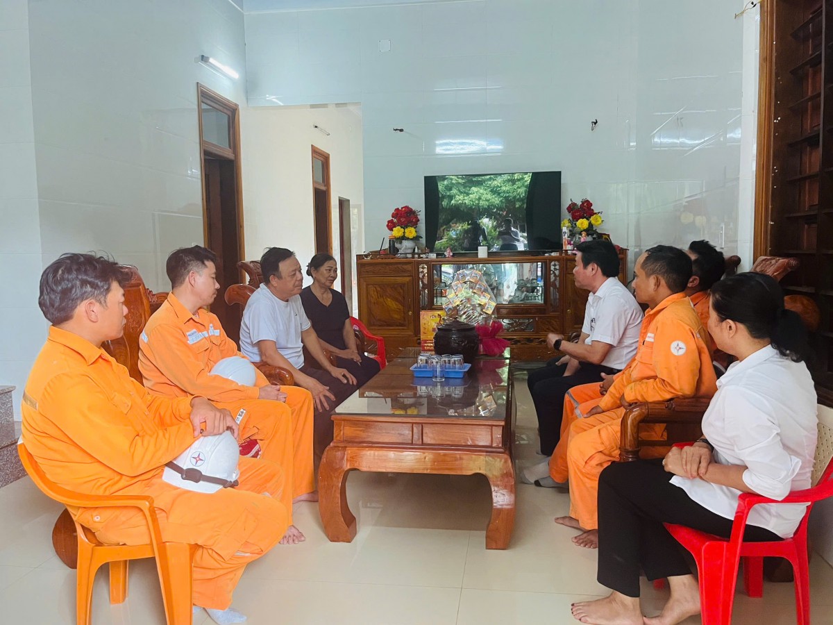 Lãnh đạo Công ty điện lực Quảng Bình đến thăm hỏi gia đình bà Chiến sáng 9/9 Lãnh đạo Công ty điện lực Quảng Bình đến thăm hỏi gia đình bà Chiến sáng 9/9