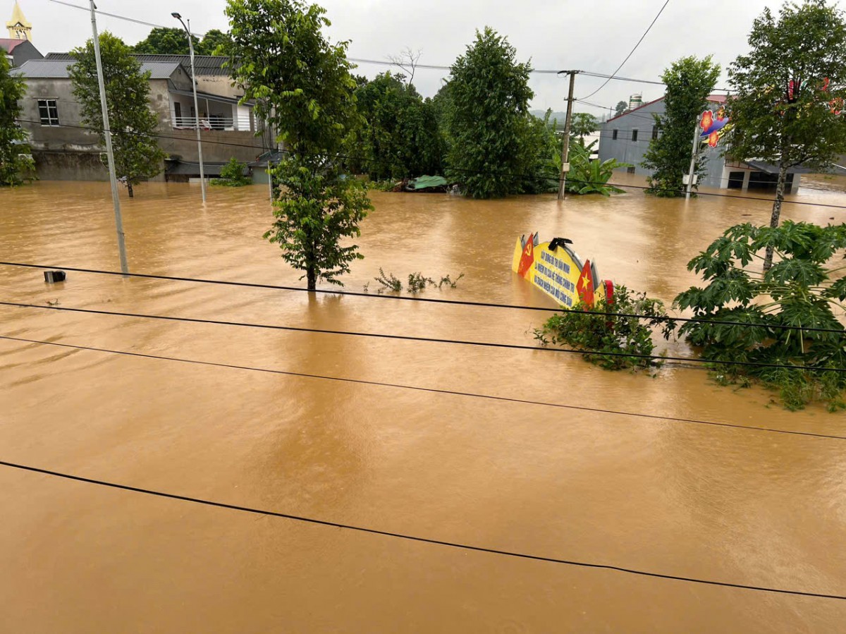 Mưa khiến thị trấn Cổ Phúc, huyện Trấn Yên, tỉnh Yên Bái bị ngập sâu, nhiều nơi bị cô lập Mưa khiến thị trấn Cổ Phúc, huyện Trấn Yên, tỉnh Yên Bái bị ngập sâu, nhiều nơi bị cô lập