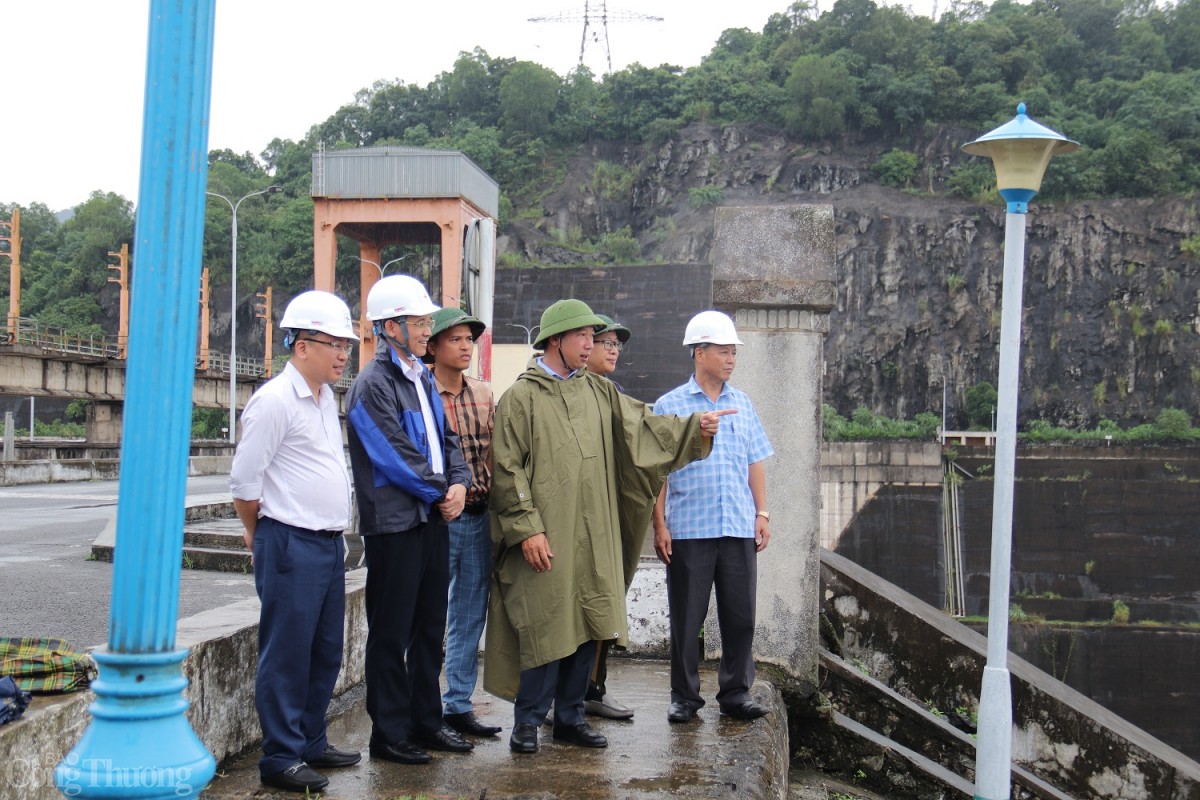 Đoàn Bộ Công Thương kiểm tra công tác vận hành xả lũ tại Hồ thủy điện Hòa Bình Đoàn Bộ Công Thương kiểm tra công tác vận hành xả lũ tại Hồ thủy điện Hòa Bình