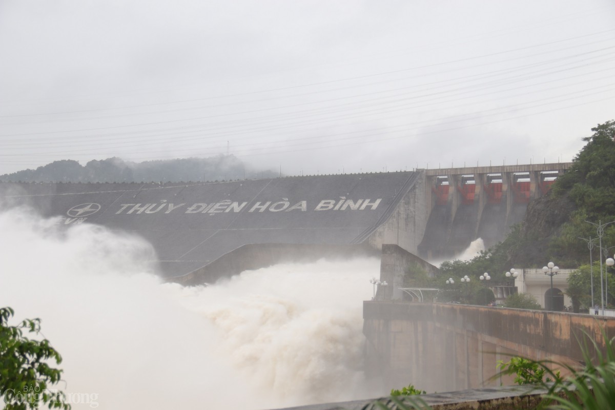 Đoàn Bộ Công Thương kiểm tra công tác vận hành xả lũ tại Hồ thủy điện Hòa Bình Đoàn Bộ Công Thương kiểm tra công tác vận hành xả lũ tại Hồ thủy điện Hòa Bình