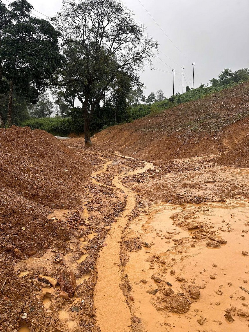 Điện Biên: Nỗ lực khắc phục nhiều tuyến đường giao thông bị sạt lở nghiêm trọng