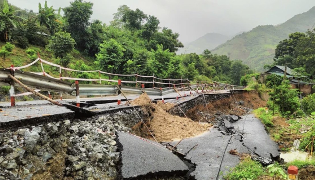 Toàn cảnh: Nhiều địa phương chìm trong biển nước, giao thông bị cô lập hoàn toàn