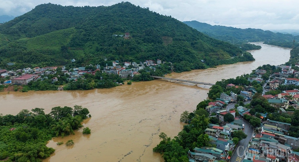 Tuyên Quang: Xả lũ thủy điện, người dân Chiêm Hóa 'bì bõm' lội trong nước Tuyên Quang: Xả lũ thủy điện, người dân Chiêm Hóa 'bì bõm' lội trong nước