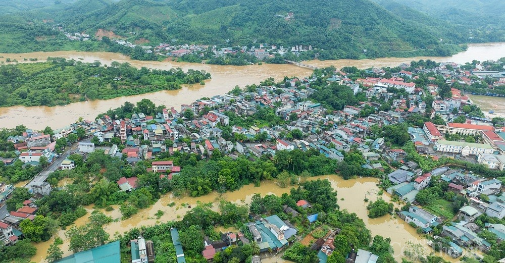 Tuyên Quang: Xả lũ thủy điện, người dân Chiêm Hóa 'bì bõm' lội trong nước Tuyên Quang: Xả lũ thủy điện, người dân Chiêm Hóa 'bì bõm' lội trong nước