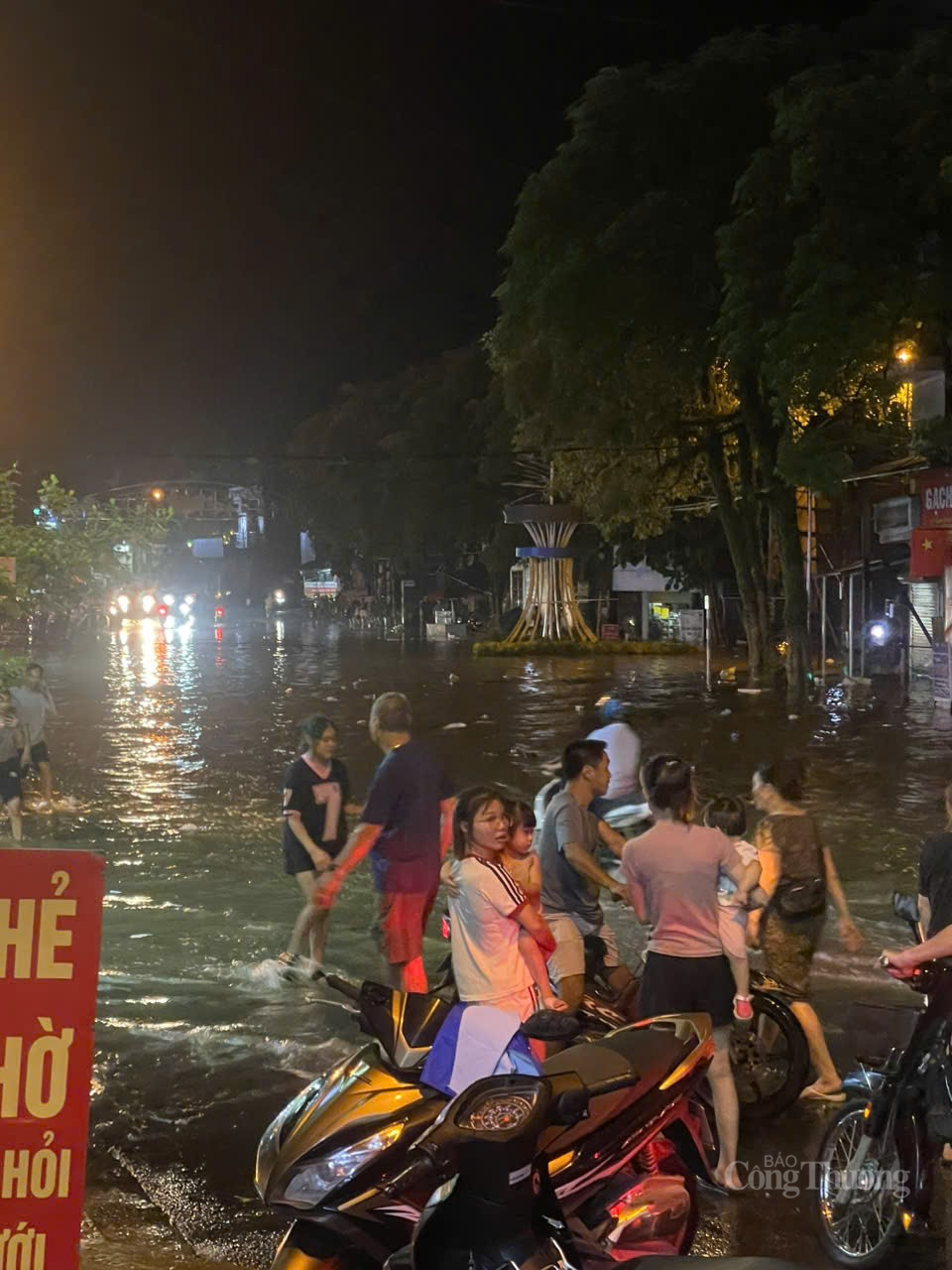 Tuyên Quang: Xả lũ thủy điện, người dân Chiêm Hóa 'bì bõm' lội trong nước Tuyên Quang: Xả lũ thủy điện, người dân Chiêm Hóa 'bì bõm' lội trong nước