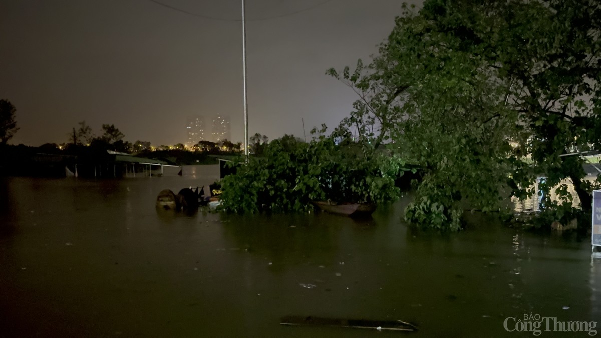 Người dân Hà Nội “trắng đêm” di chuyển hàng hoá ra khỏi vùng nước lũ