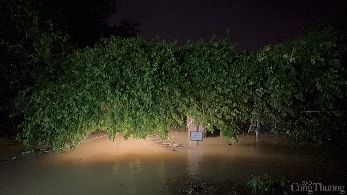 Người dân Hà Nội “trắng đêm” di chuyển hàng hoá ra khỏi vùng nước lũ