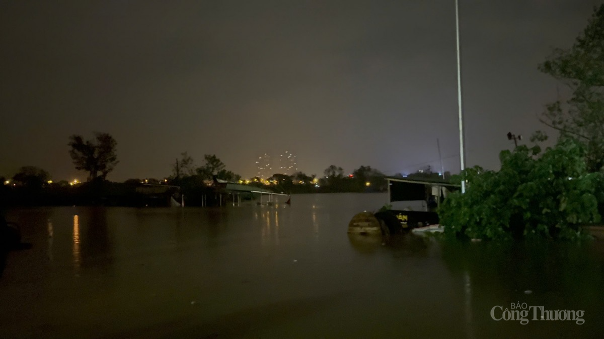 Người dân Hà Nội “trắng đêm” di chuyển hàng hoá ra khỏi vùng nước lũ