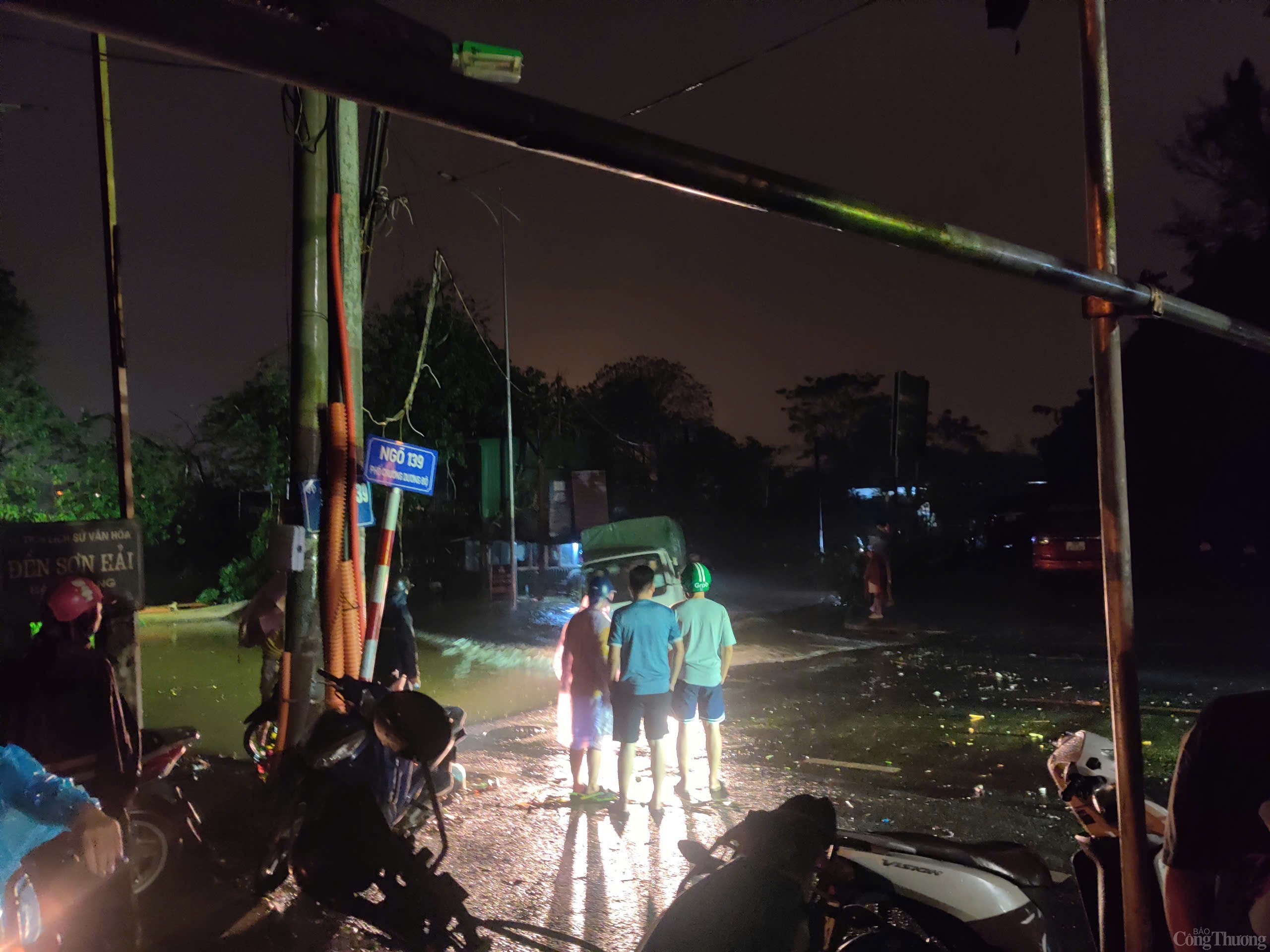 Người dân Hà Nội “trắng đêm” di chuyển hàng hoá ra khỏi vùng nước lũ