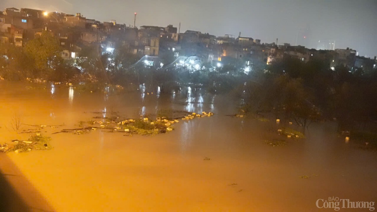 Nước lũ sông Hồng cao cả mét, người Hà Nội lo lắng trận lụt lịch sử 2008 lặp lại