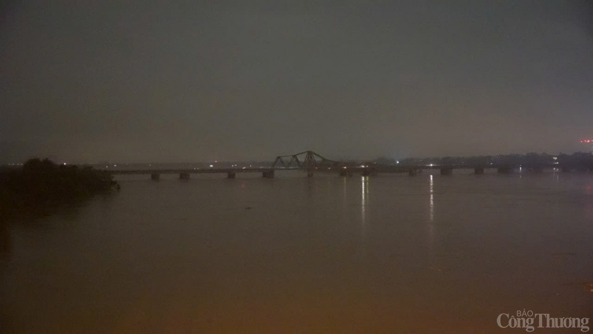 Nước lũ sông Hồng cao cả mét, người Hà Nội lo lắng trận lụt lịch sử 2008 lặp lại