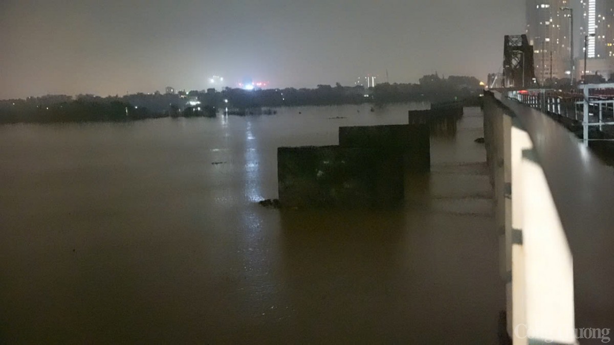 Nước lũ sông Hồng cao cả mét, người Hà Nội lo lắng trận lụt lịch sử 2008 lặp lại