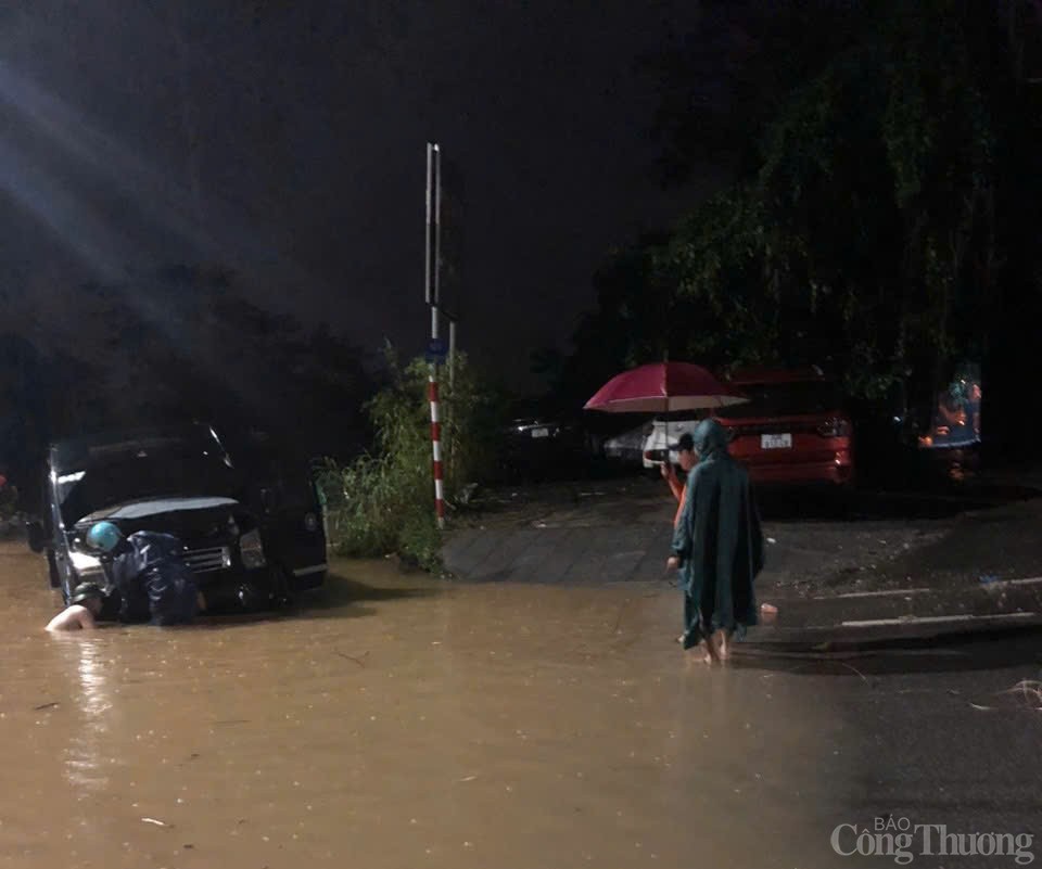 Nước lũ sông Hồng cao cả mét, người Hà Nội lo lắng trận lụt lịch sử 2008 lặp lại