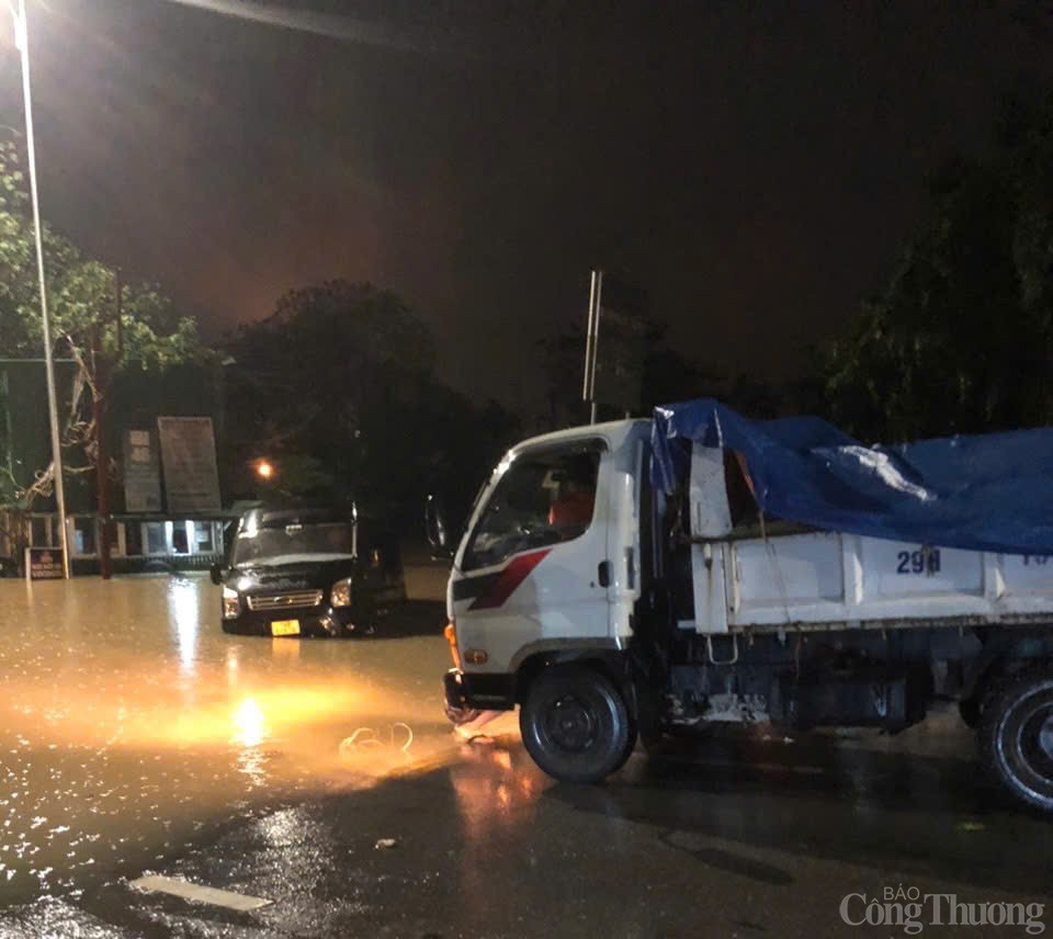 Nước lũ sông Hồng cao cả mét, người Hà Nội lo lắng trận lụt lịch sử 2008 lặp lại