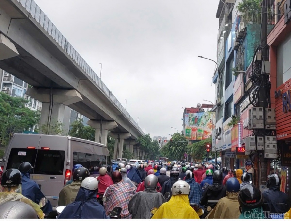Giao thông Hà Nội sáng nay 10/9: Vừa mưa, vừa tắc đường