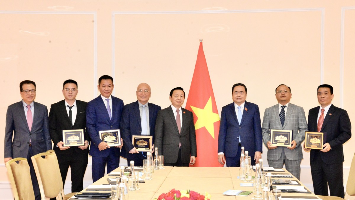 Chủ tịch Quốc hội Trần Thanh Mẫn, Phó Thủ tướng Chính phủ Trần Hồng Hà và đại diện Hội doanh nghiệp Việt Nam tại Nga Chủ tịch Quốc hội Trần Thanh Mẫn, Phó Thủ tướng Chính phủ Trần Hồng Hà và đại diện Hội doanh nghiệp Việt Nam tại Nga