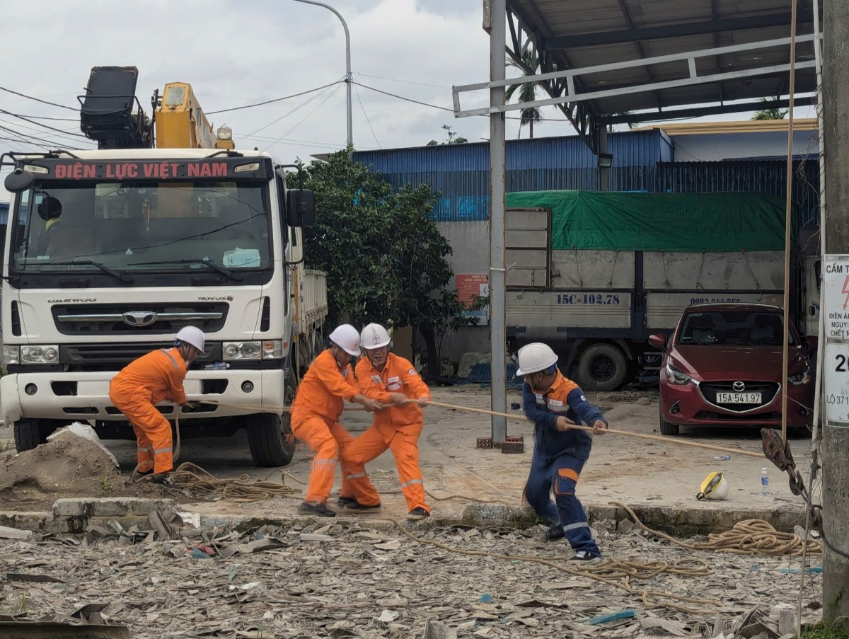Điện lực nhiều địa phương vượt qua bão lũ khắc phục sự cố