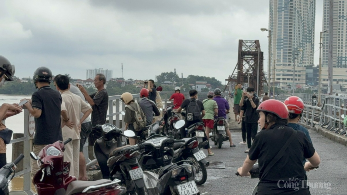 Theo người dân, trận lụt lớn nhất tại đây xảy ra vào năm 1996. Thời điểm đó nước ngập lên đến khu vực cửa khẩu, cơ quan chức năng phải đóng cửa khẩu để ngăn nước vào trong, tránh ngập cho khu vực nội thành.