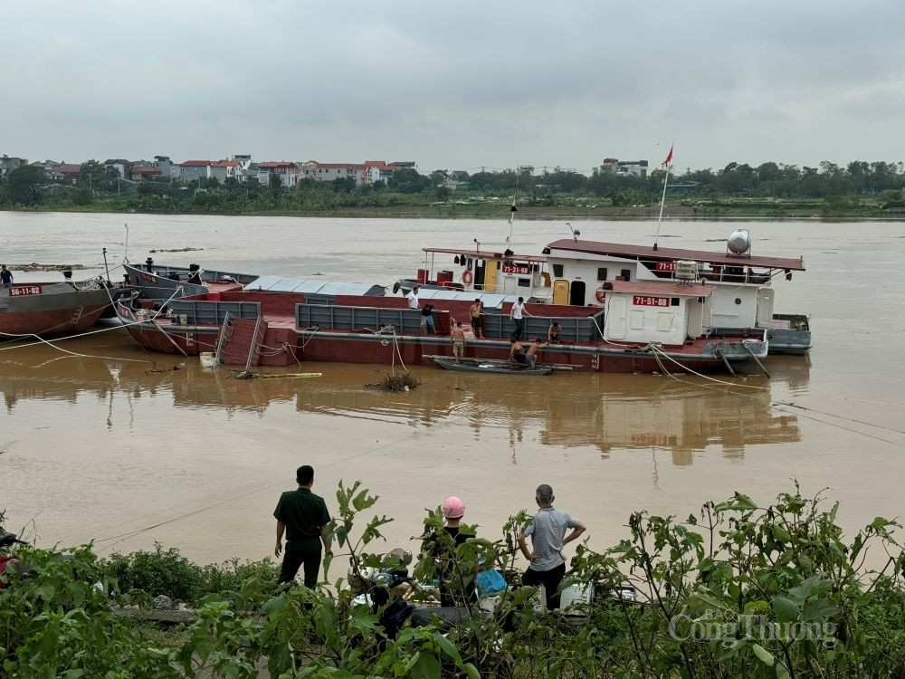 Một số người dân sống dưới bến sông phải di chuyển bằng thuyền khi nước sông Hồng dâng cao.