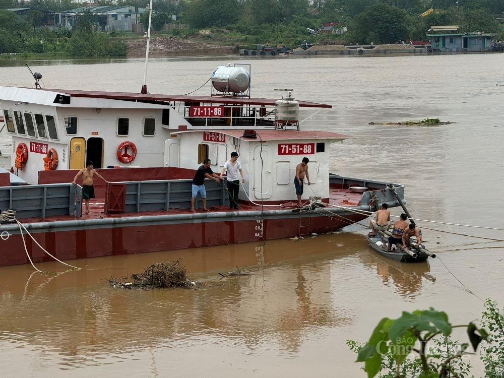 Người dân ven sông Hồng chật vật di chuyển sơ tán