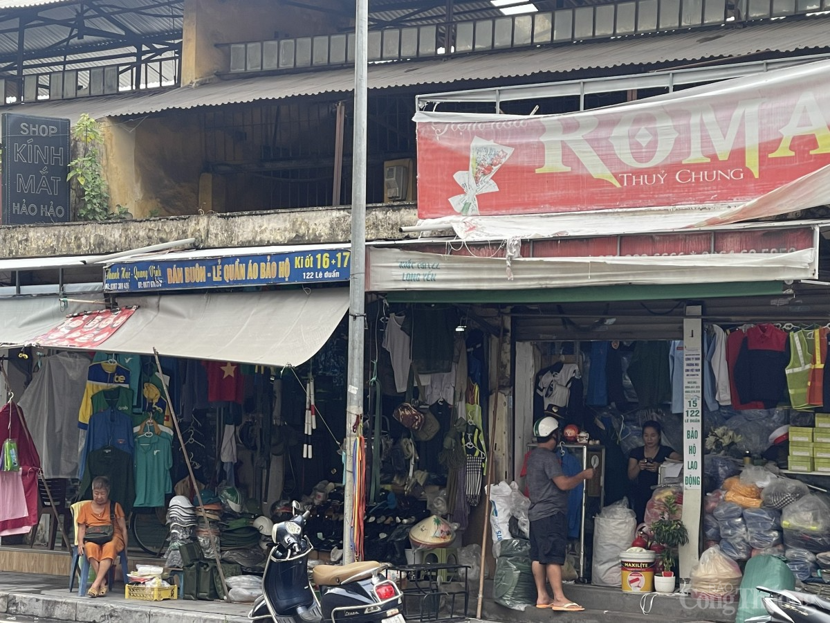 Hà Nội: Thị trường hàng cứu trợ 'cháy hàng' sau bão Yagi Hà Nội: Thị trường hàng cứu trợ 'cháy hàng' sau bão Yagi