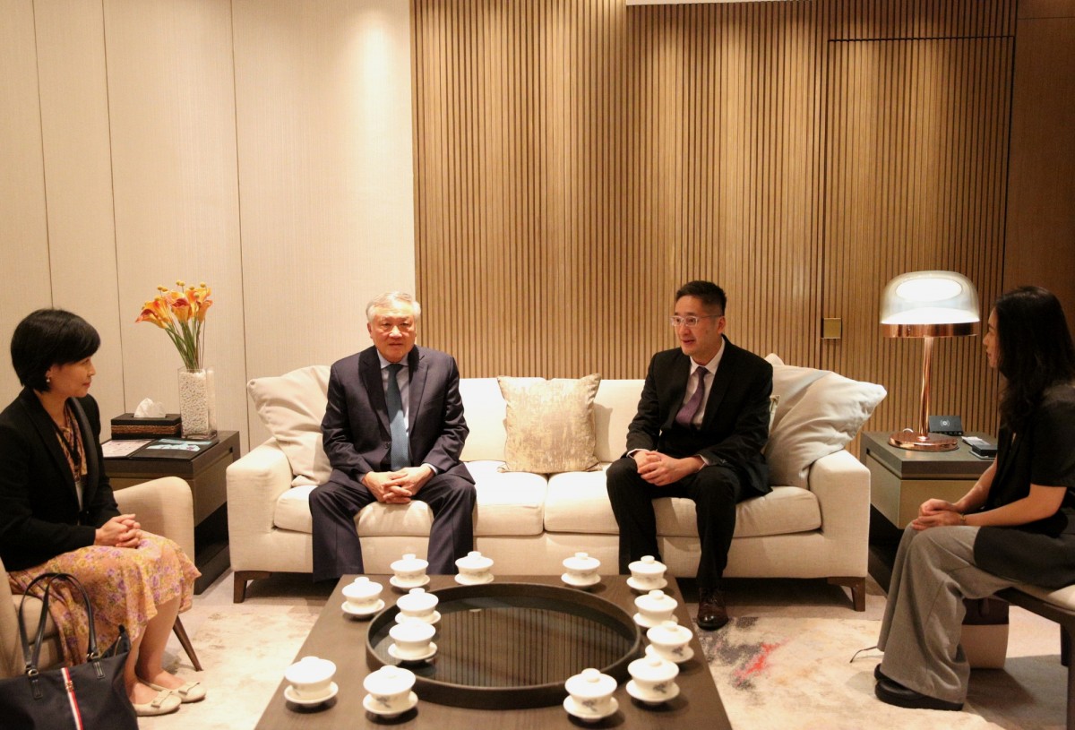 Phó Thủ tướng Thường trực Chính phủ Nguyễn Hòa Bình và Thứ trưởng Bộ Thương mại và Phát triển kinh tế, Đặc khu hành chính Hong Kong Bernard Chan. (Ảnh: baochinhphu.vn) Phó Thủ tướng Thường trực Chính phủ Nguyễn Hòa Bình và Thứ trưởng Bộ Thương mại và Phát triển kinh tế, Đặc khu hành chính Hong Kong Bernard Chan. (Ảnh: baochinhphu.vn)