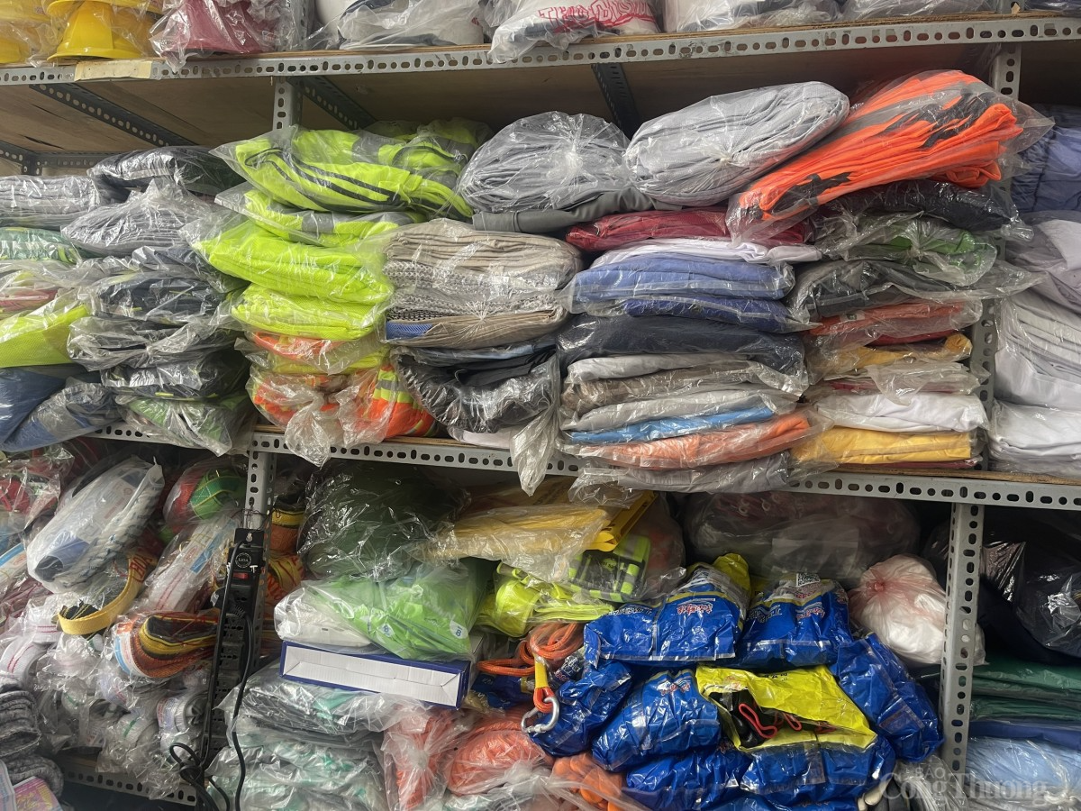 Hà Nội: Thị trường hàng cứu trợ 'cháy hàng' sau bão Yagi Hà Nội: Thị trường hàng cứu trợ 'cháy hàng' sau bão Yagi