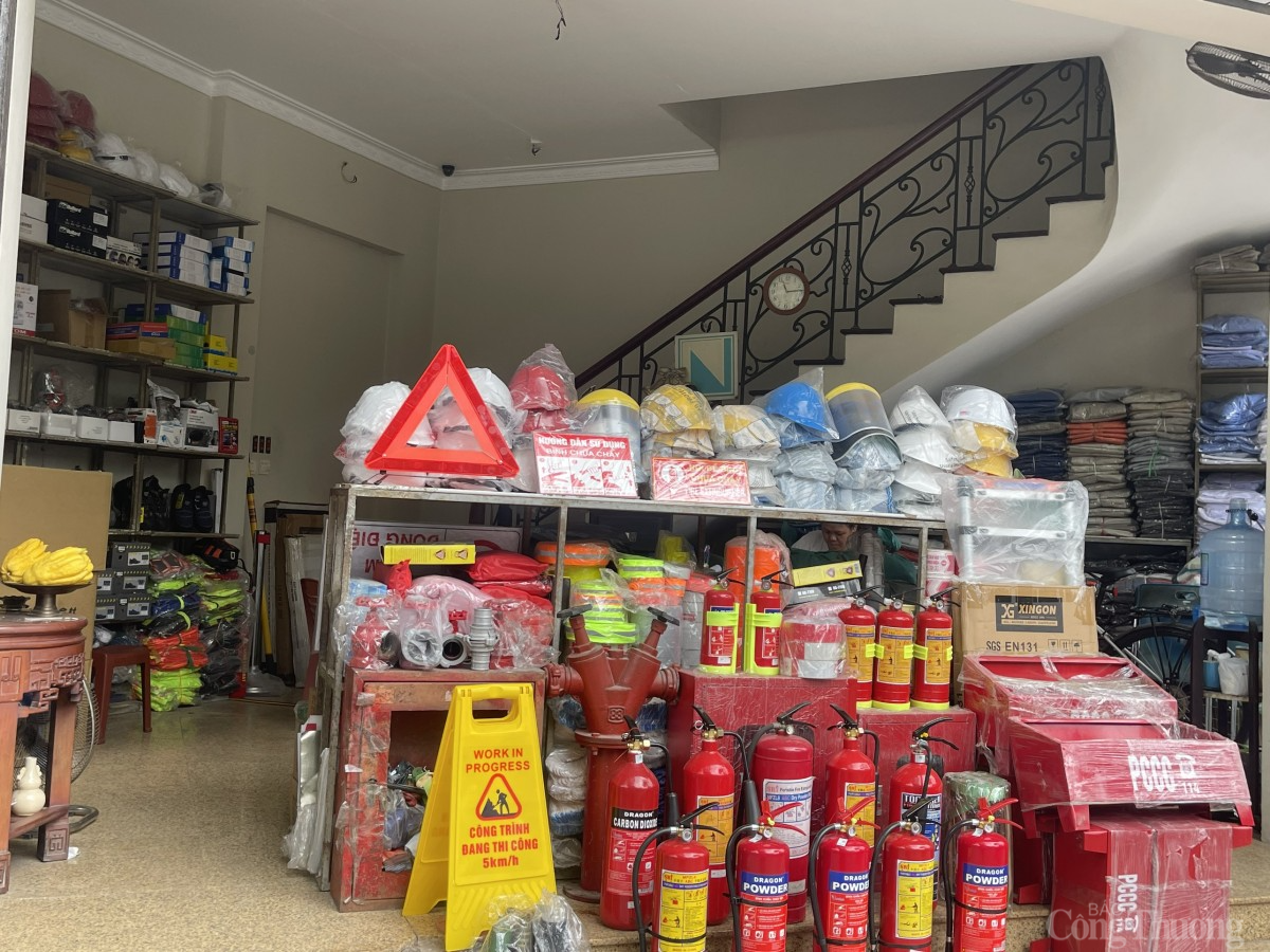 Hà Nội: Thị trường hàng cứu trợ 'cháy hàng' sau bão Yagi Hà Nội: Thị trường hàng cứu trợ 'cháy hàng' sau bão Yagi