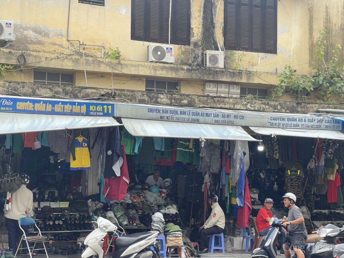 Hà Nội: Thị trường hàng cứu trợ 'cháy hàng' sau bão Yagi Hà Nội: Thị trường hàng cứu trợ 'cháy hàng' sau bão Yagi