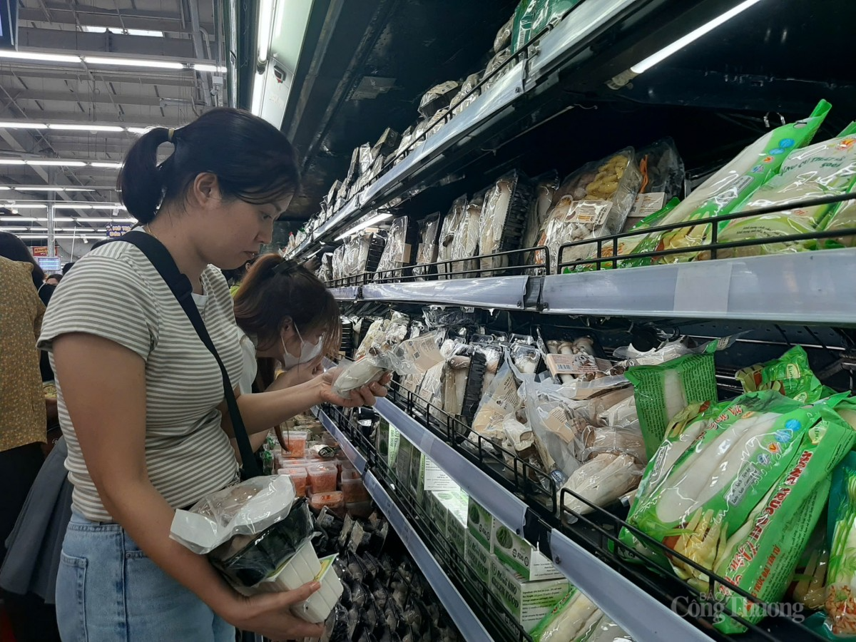 BigC Thăng Long, khách vào siêu thị mua sắm thực phẩm rất đông BigC Thăng Long, khách vào siêu thị mua sắm thực phẩm rất đông