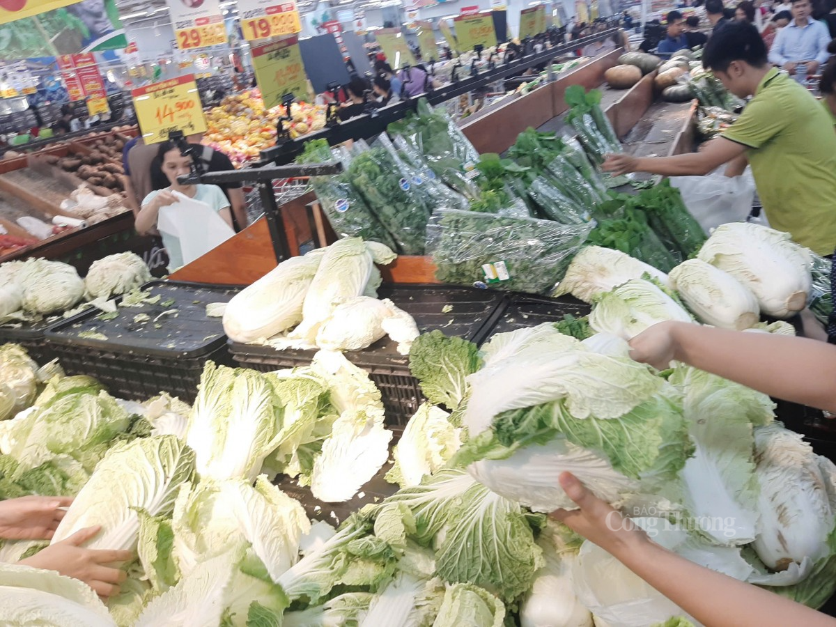 BigC Thăng Long, khách vào siêu thị mua sắm thực phẩm rất đông