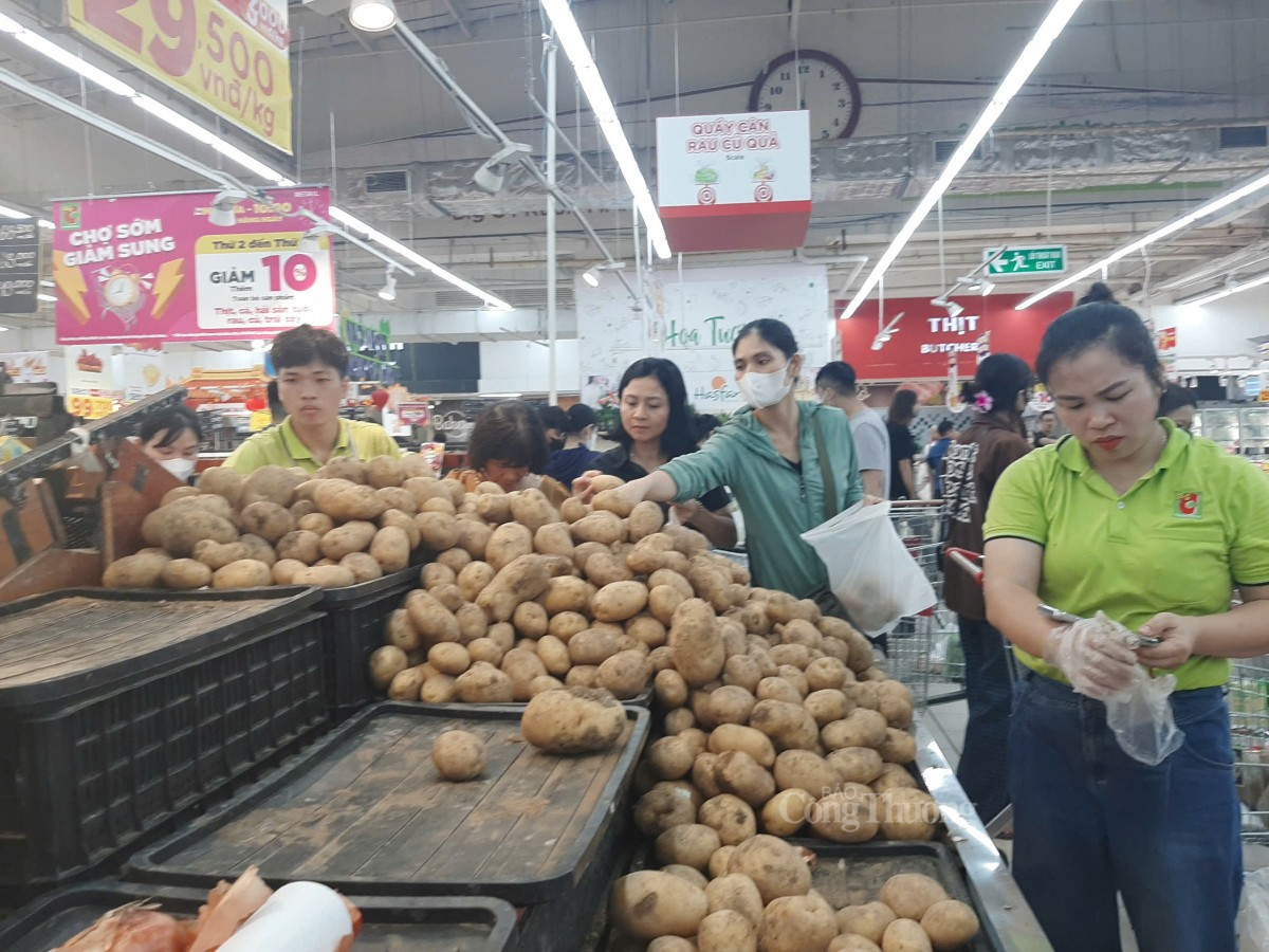 BigC Thăng Long, khách vào siêu thị mua sắm thực phẩm rất đông