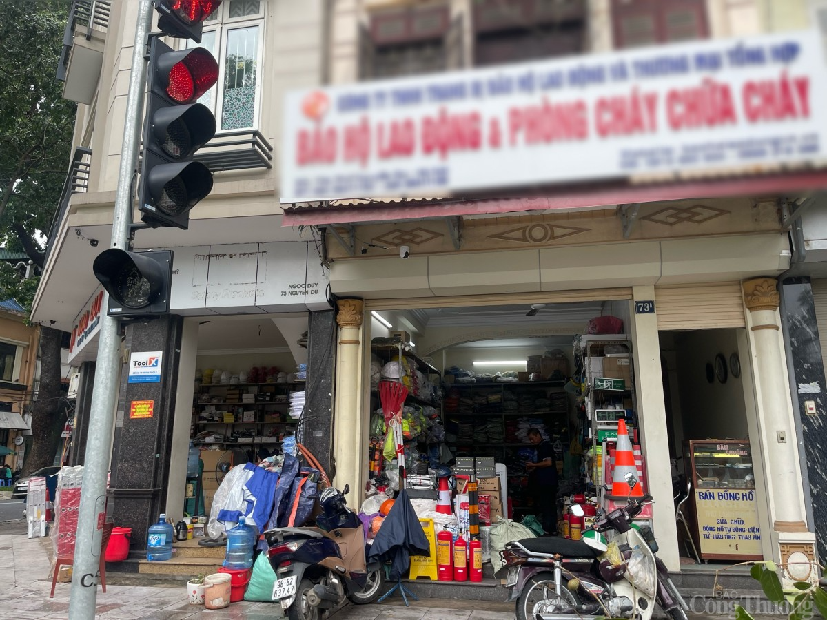 Hà Nội: Thị trường hàng cứu trợ 'cháy hàng' sau bão Yagi Hà Nội: Thị trường hàng cứu trợ 'cháy hàng' sau bão Yagi