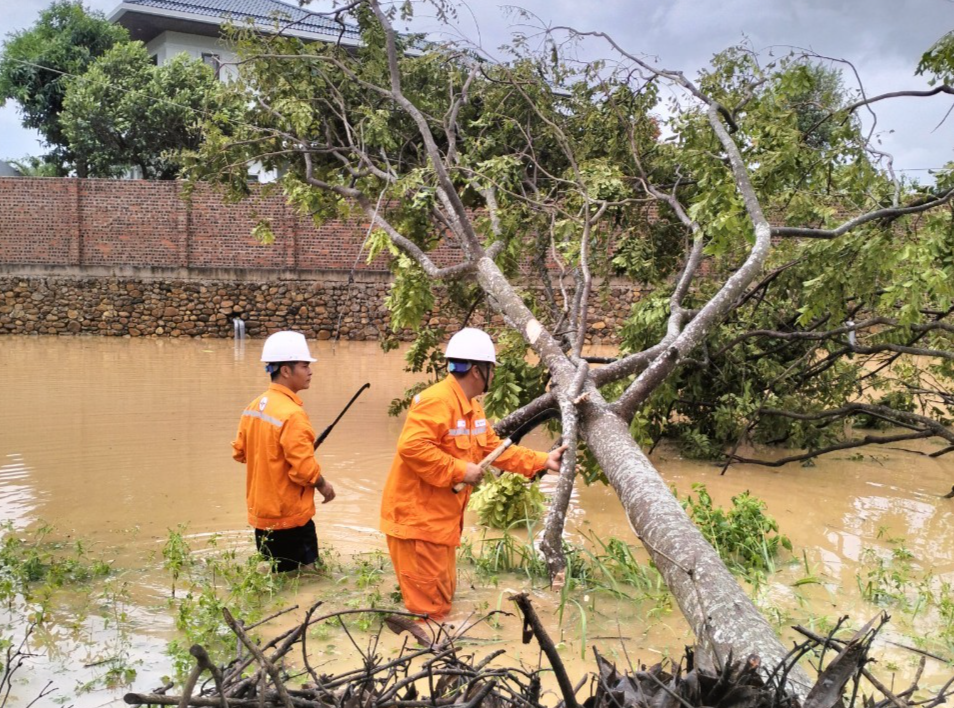 Điện lực nhiều địa phương vượt qua bão lũ khắc phục sự cố