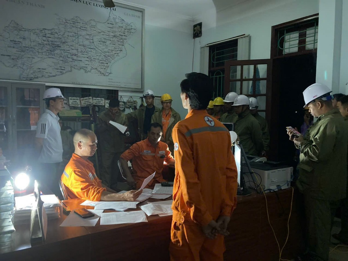 Điện lực nhiều địa phương vượt qua bão lũ khắc phục sự cố