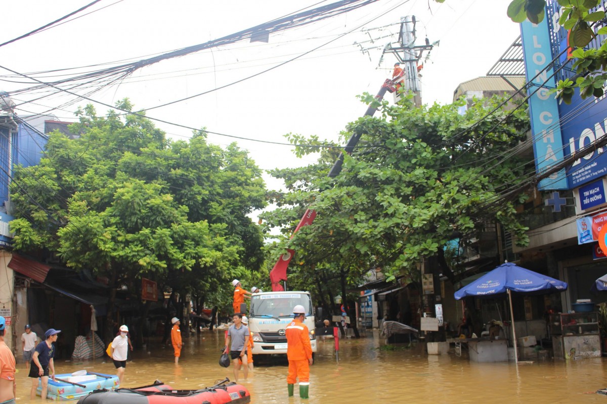 Điện lực nhiều địa phương vượt qua bão lũ khắc phục sự cố