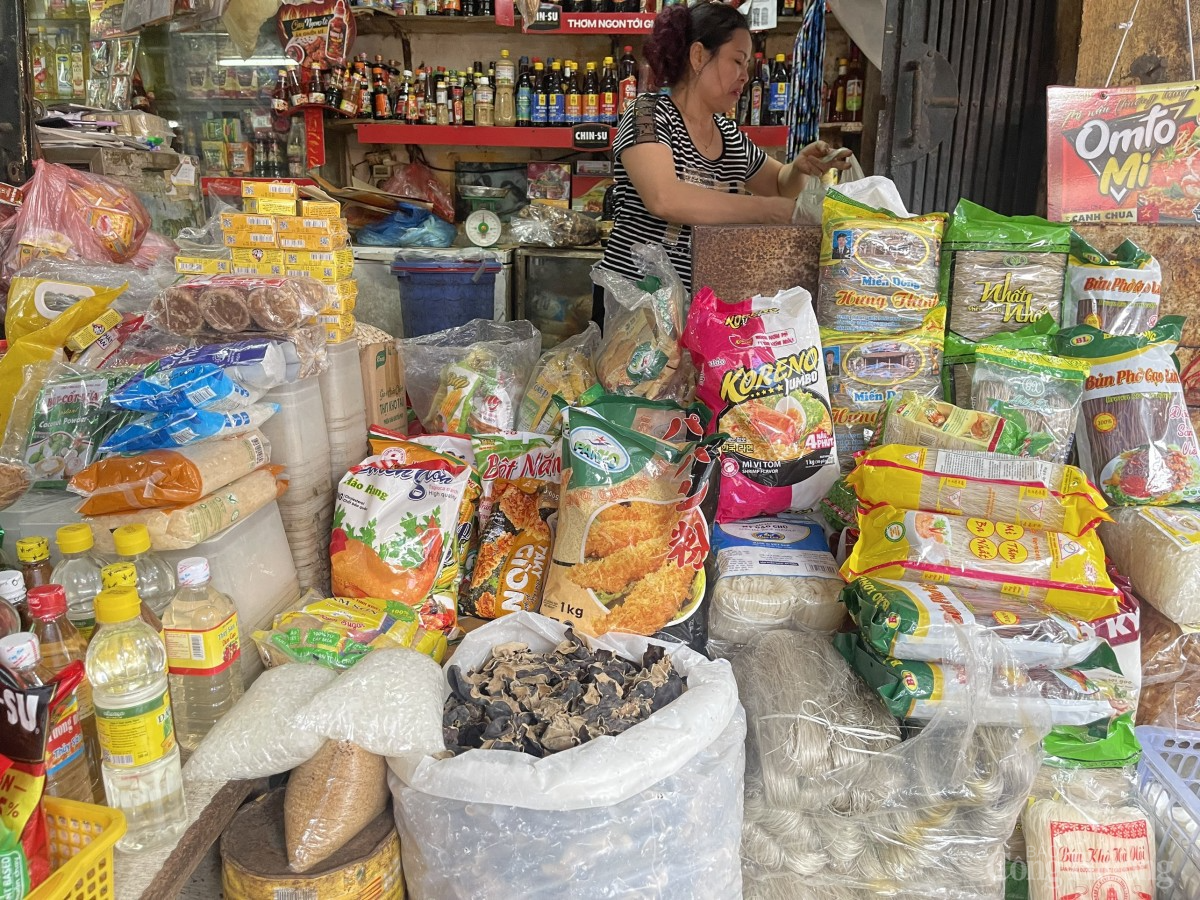 Hà Nội: Thị trường hàng cứu trợ 'cháy hàng' sau bão Yagi Hà Nội: Thị trường hàng cứu trợ 'cháy hàng' sau bão Yagi